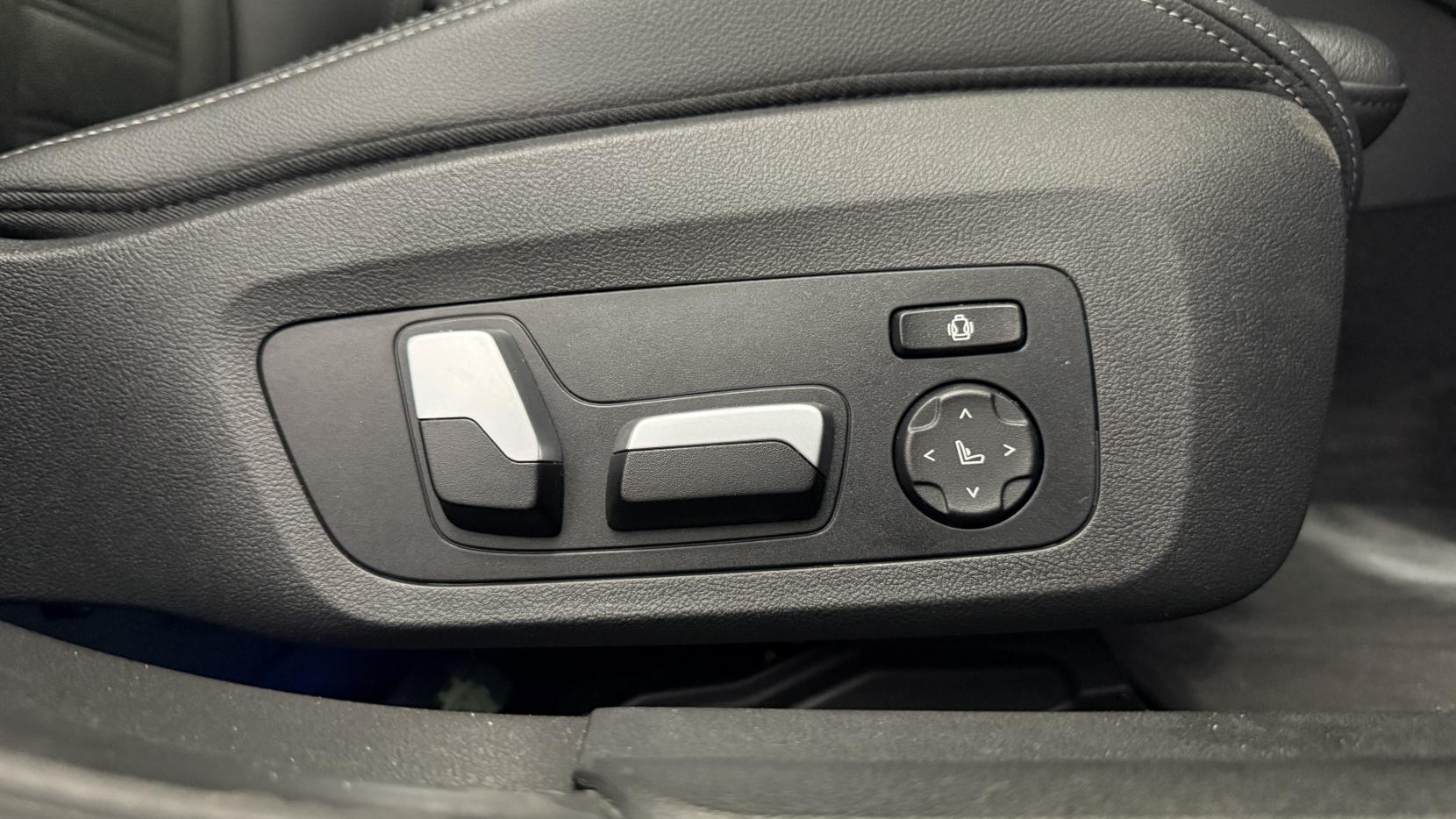 BMW 3 Series view 32
