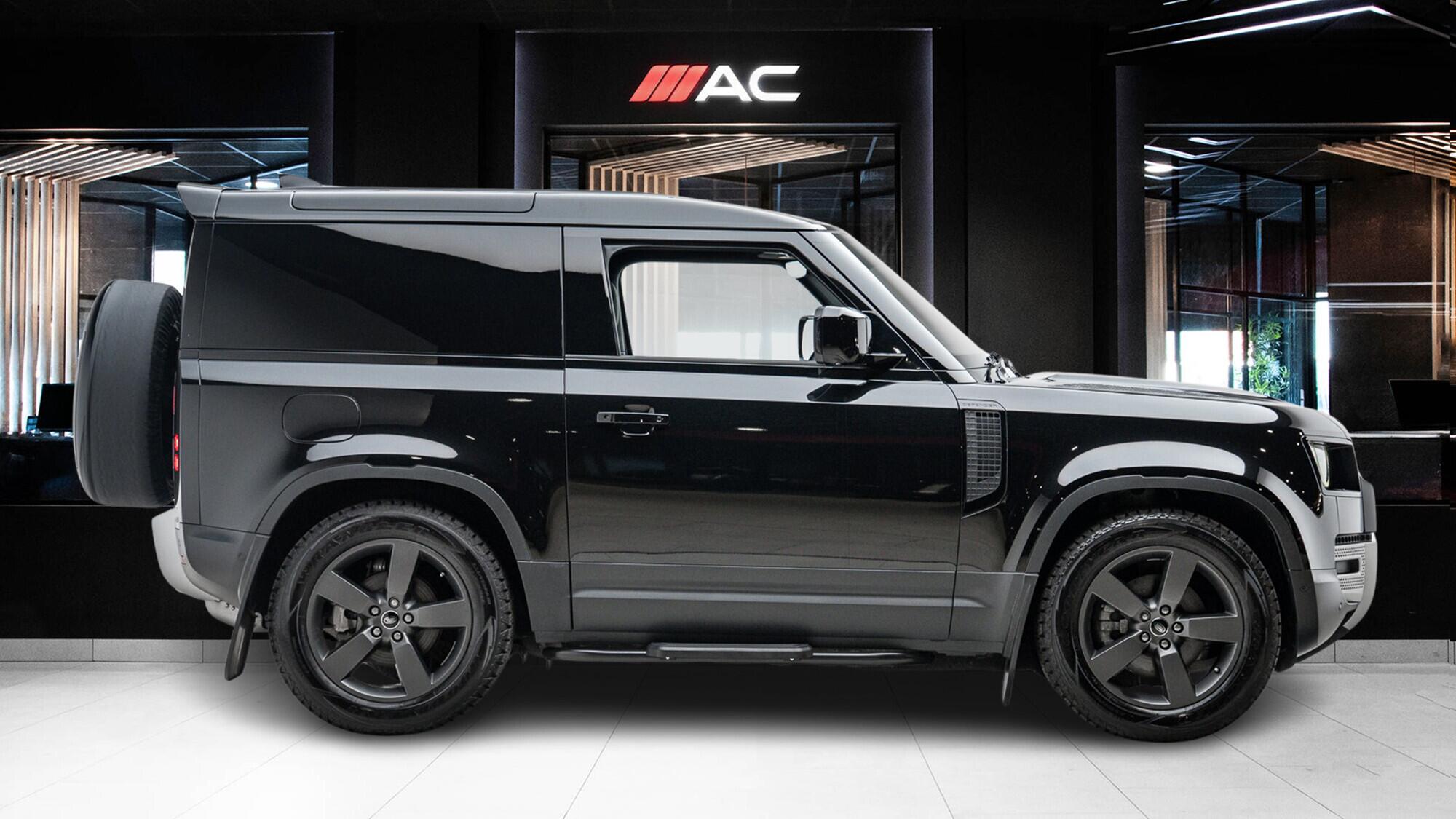 Land Rover Defender 90 view 3