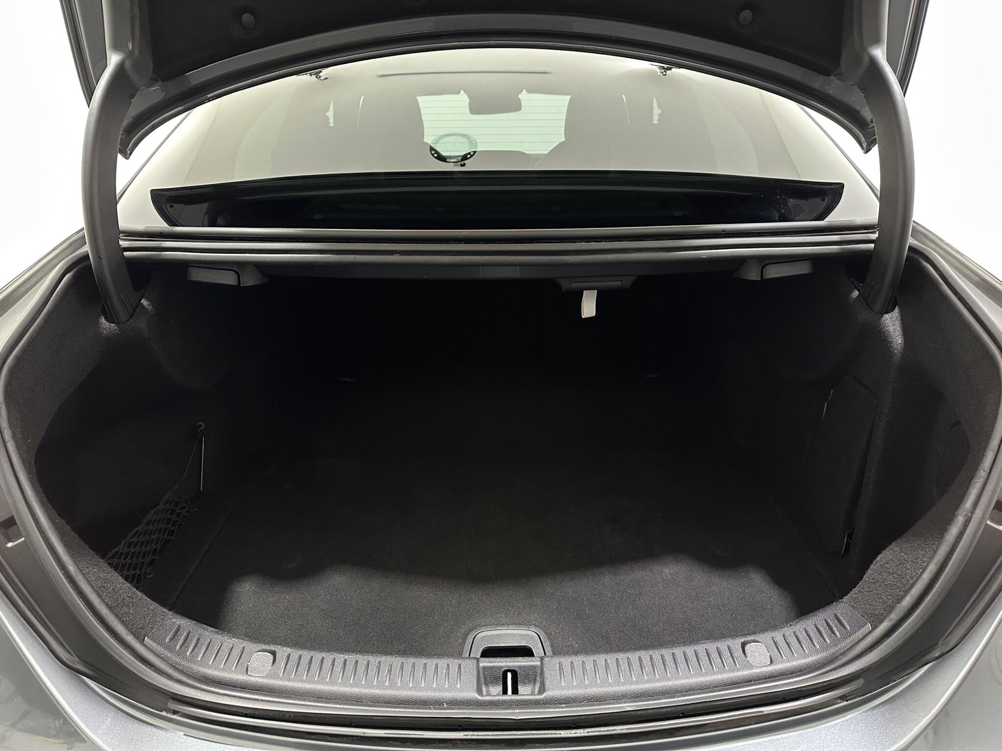 Mercedes-Benz E-Class view 49