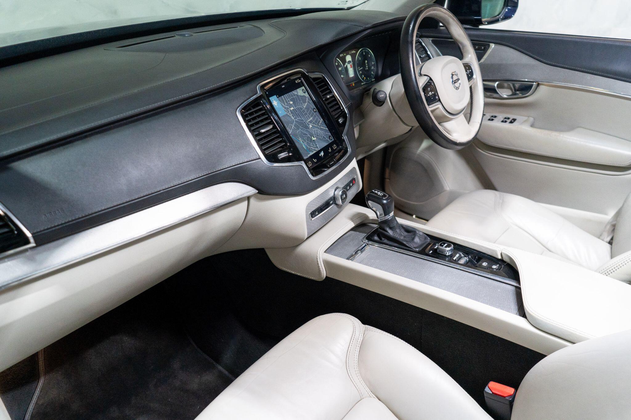 Volvo XC90 view 16