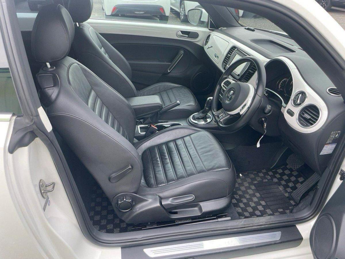 Volkswagen Beetle view 9