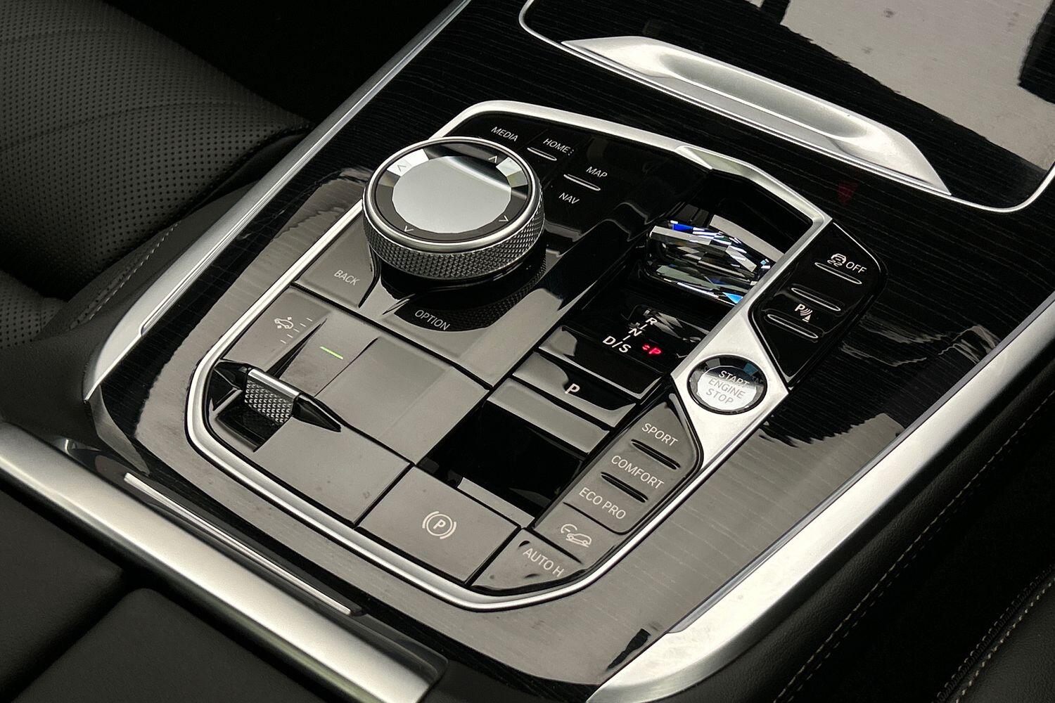 BMW X7 view 11