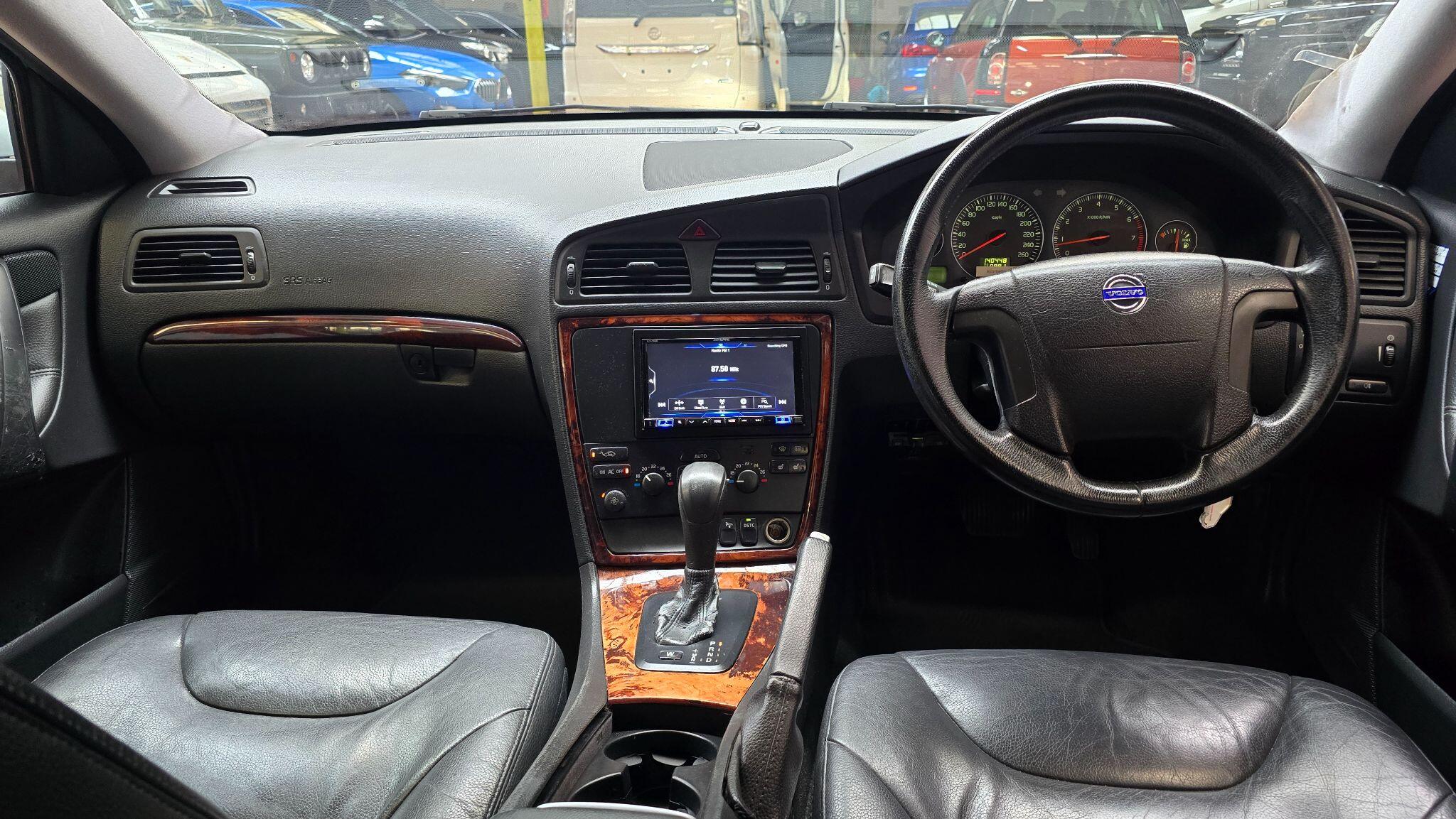 Volvo V70 view 2