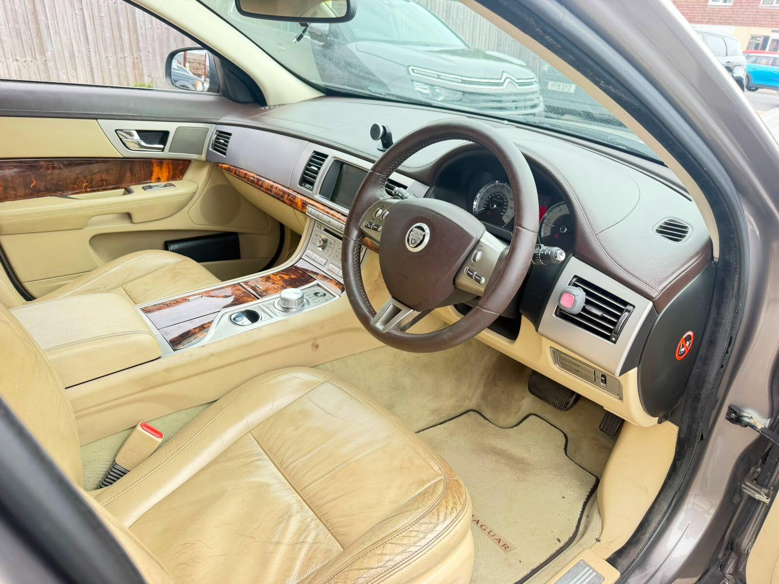Jaguar XF view 8