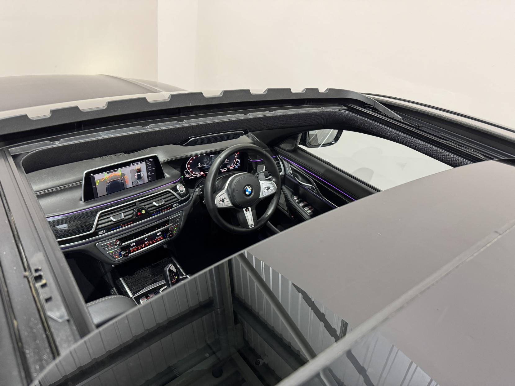 BMW 7 Series view 12