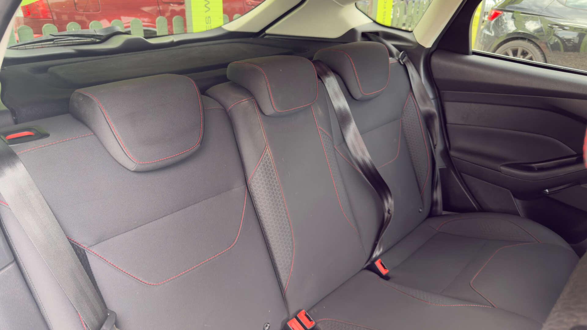 Ford Focus view 10
