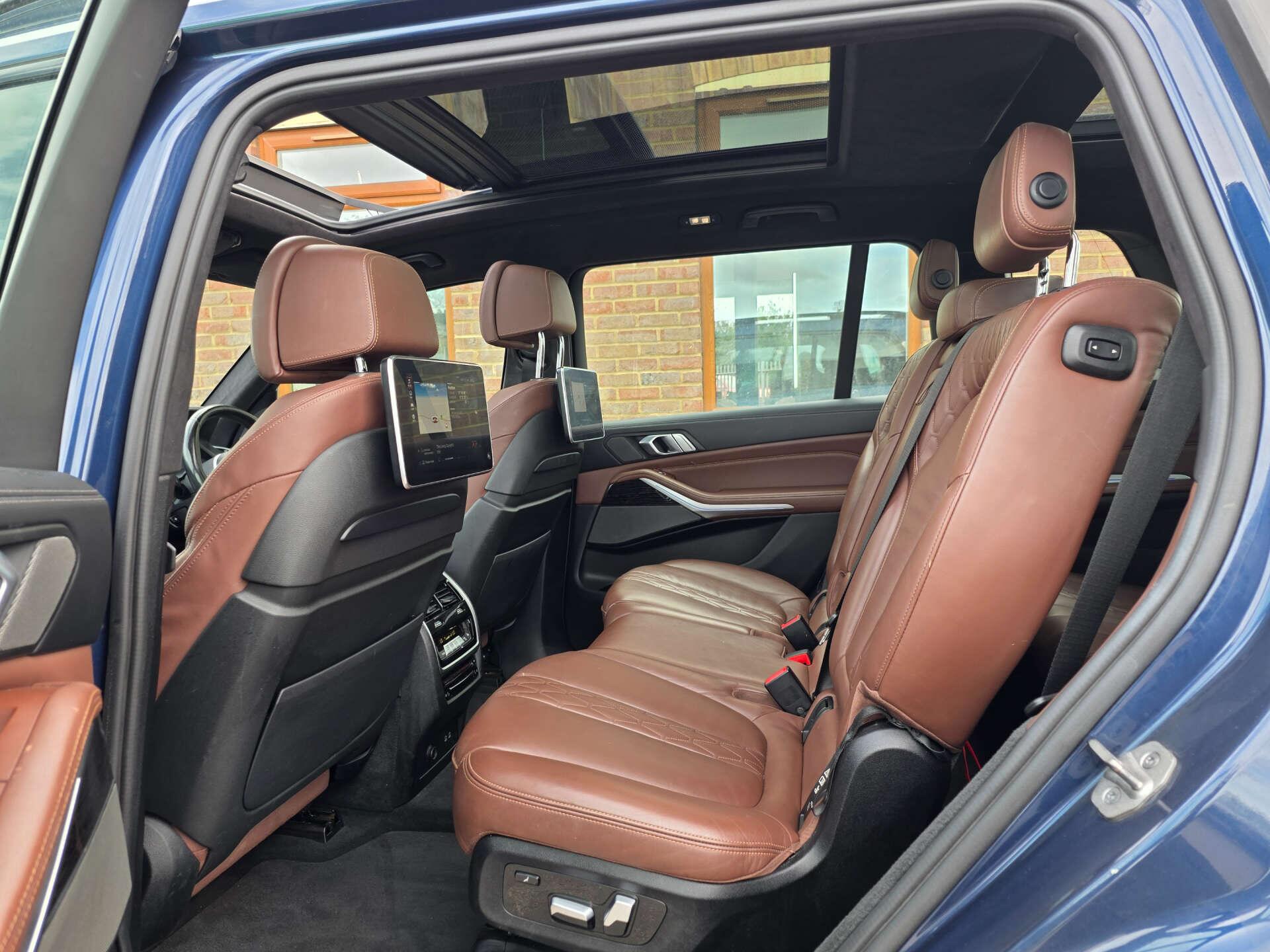 BMW X7 view 26