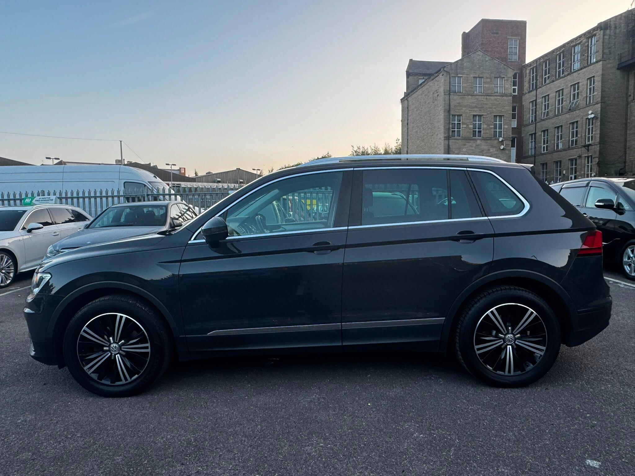 Volkswagen Tiguan view 3