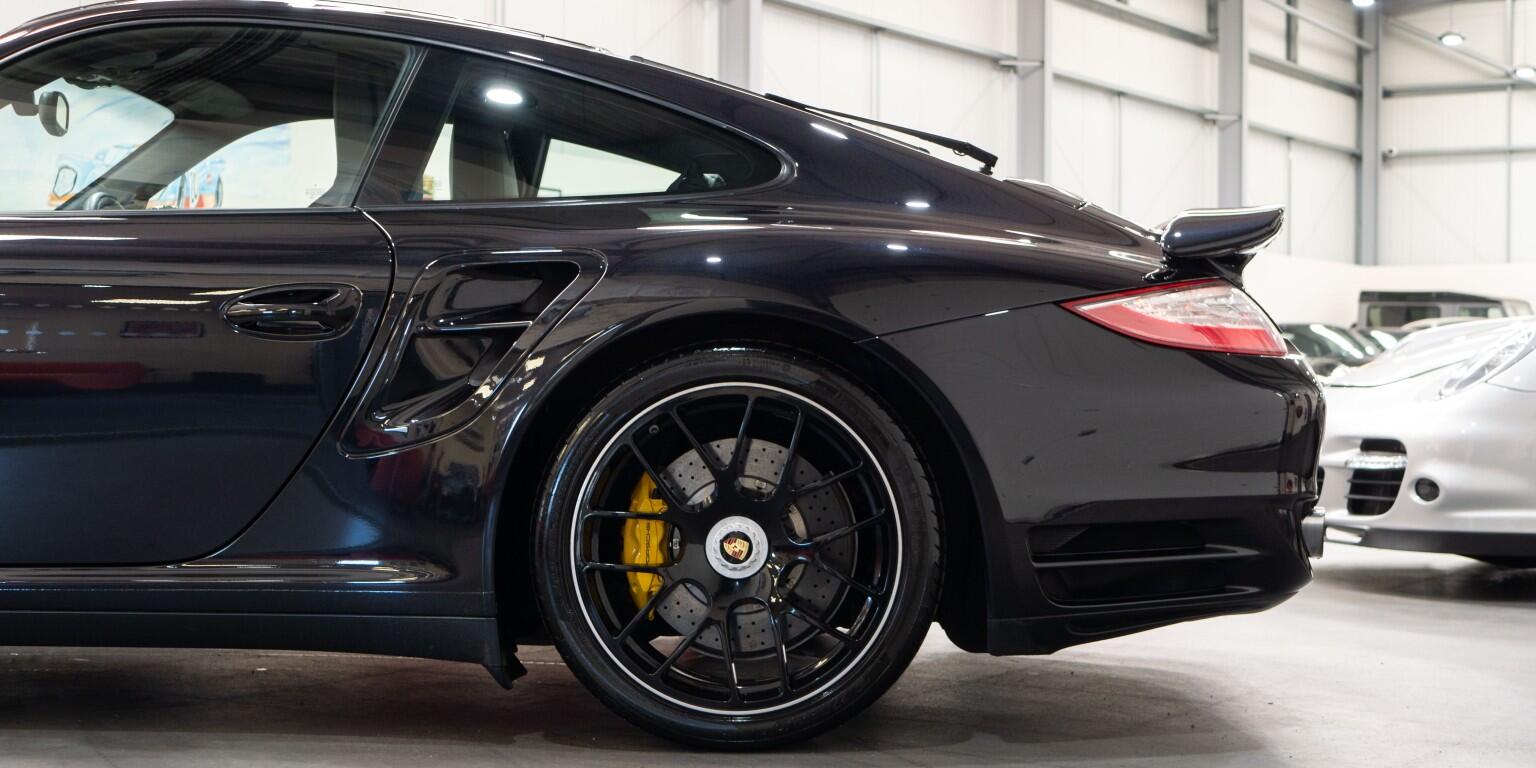 Porsche 911 view 8
