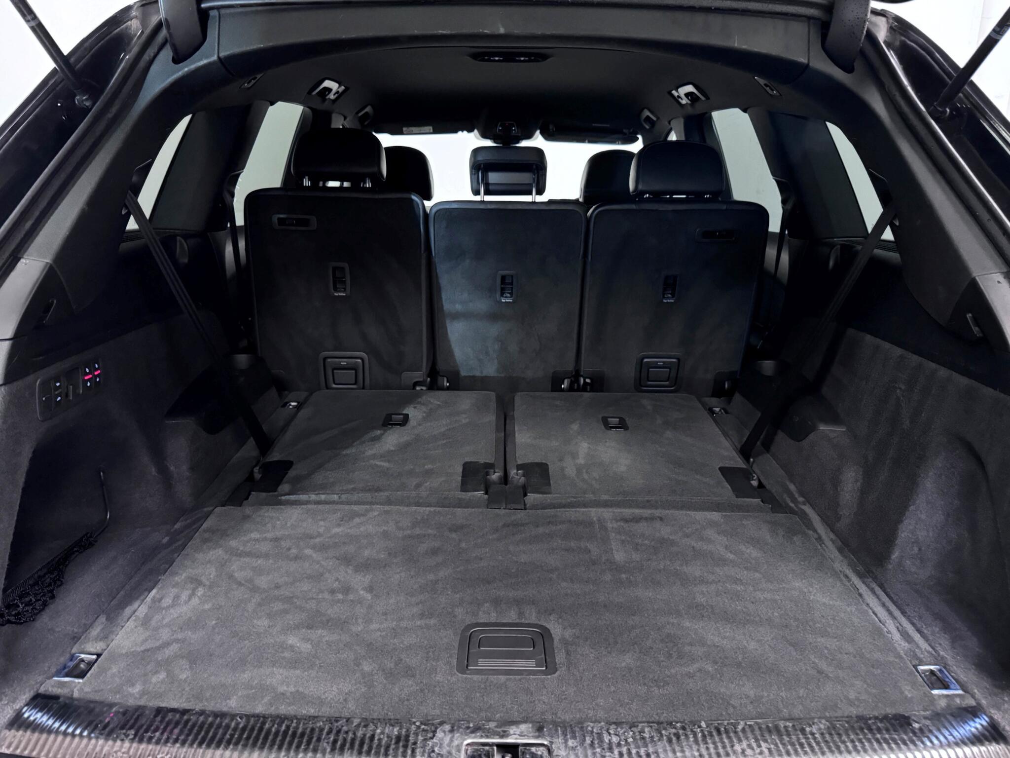 Audi Q7 view 8