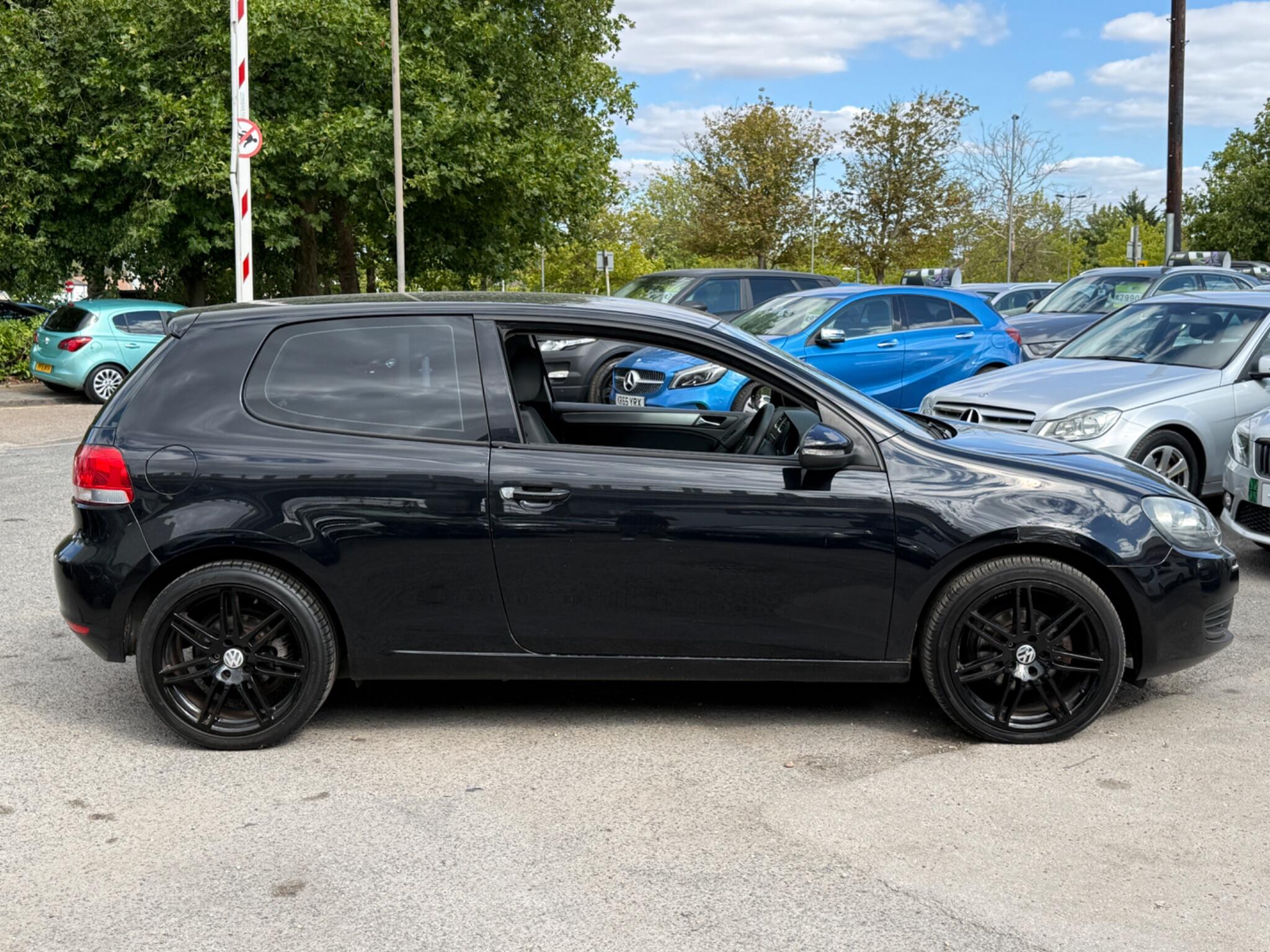 Volkswagen Golf - Image 11