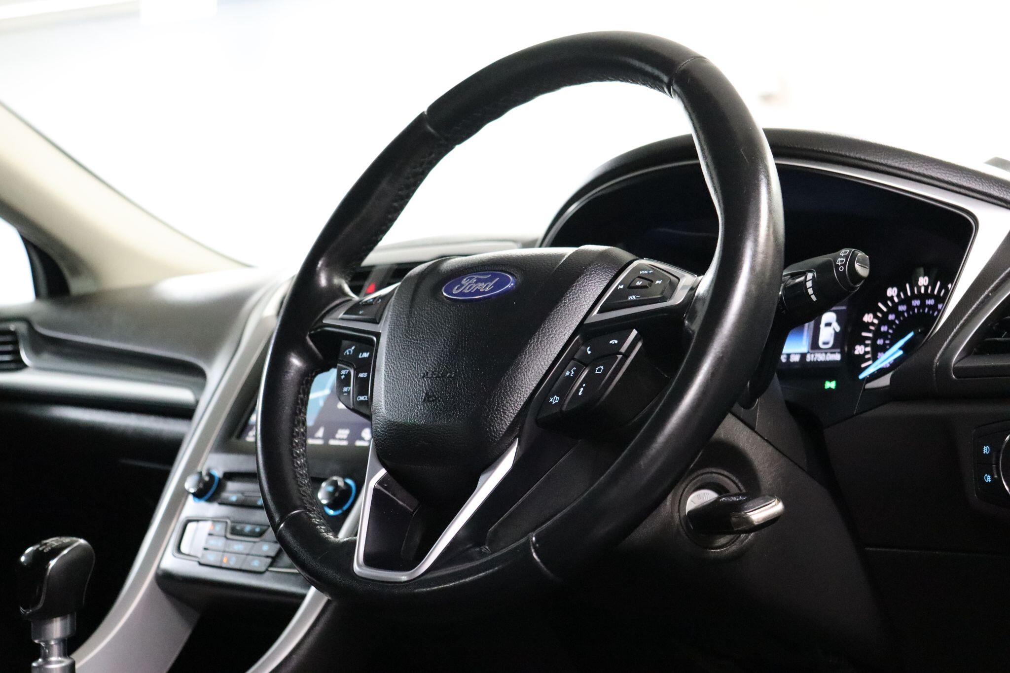 Ford Mondeo view 12