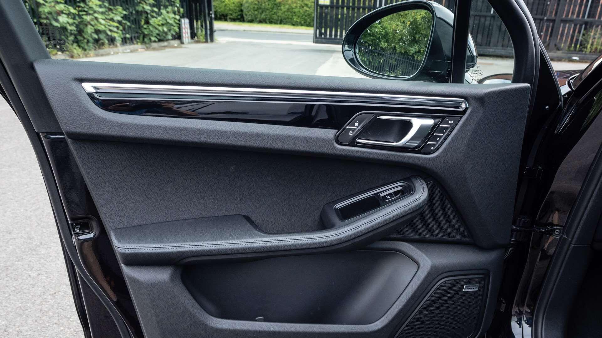 Porsche Macan view 22