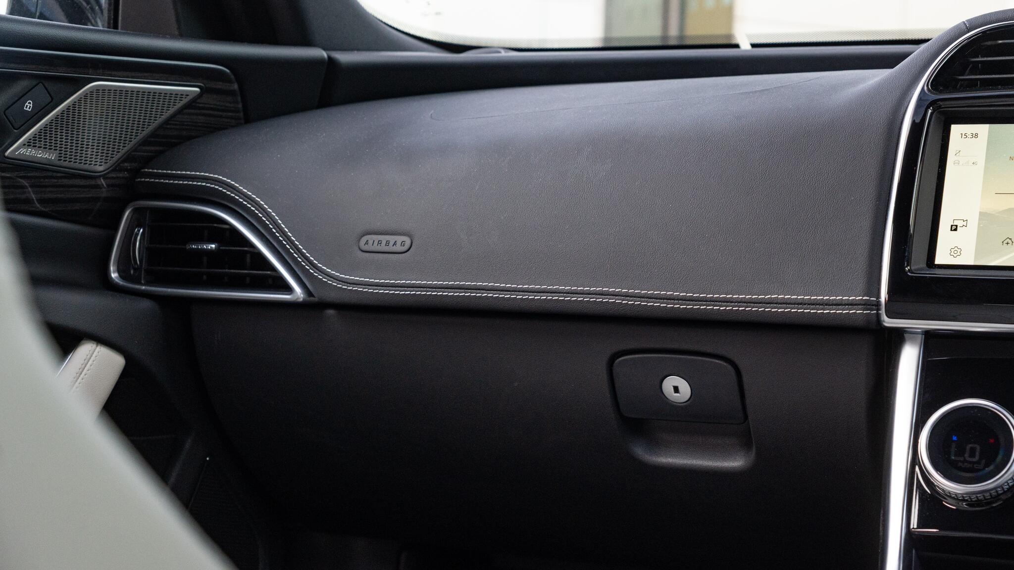 Jaguar Xe view 75