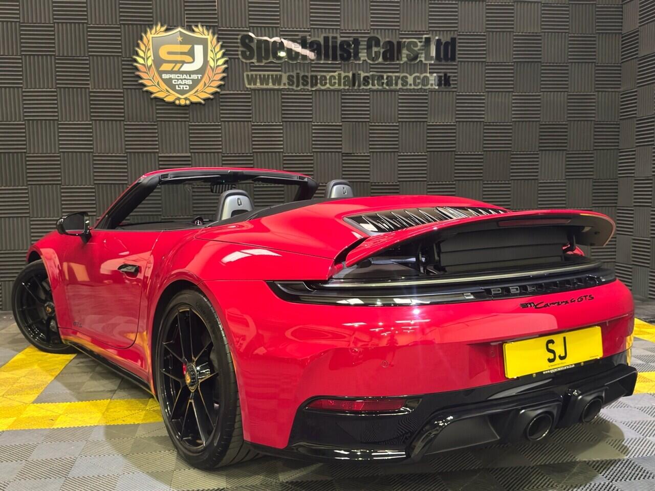 Porsche 911 view 35