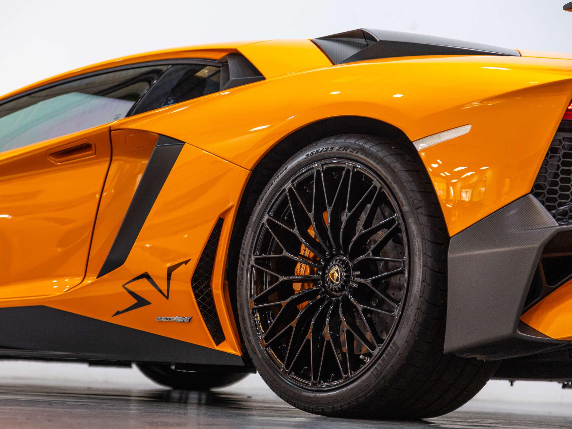 Lamborghini Aventador view 74