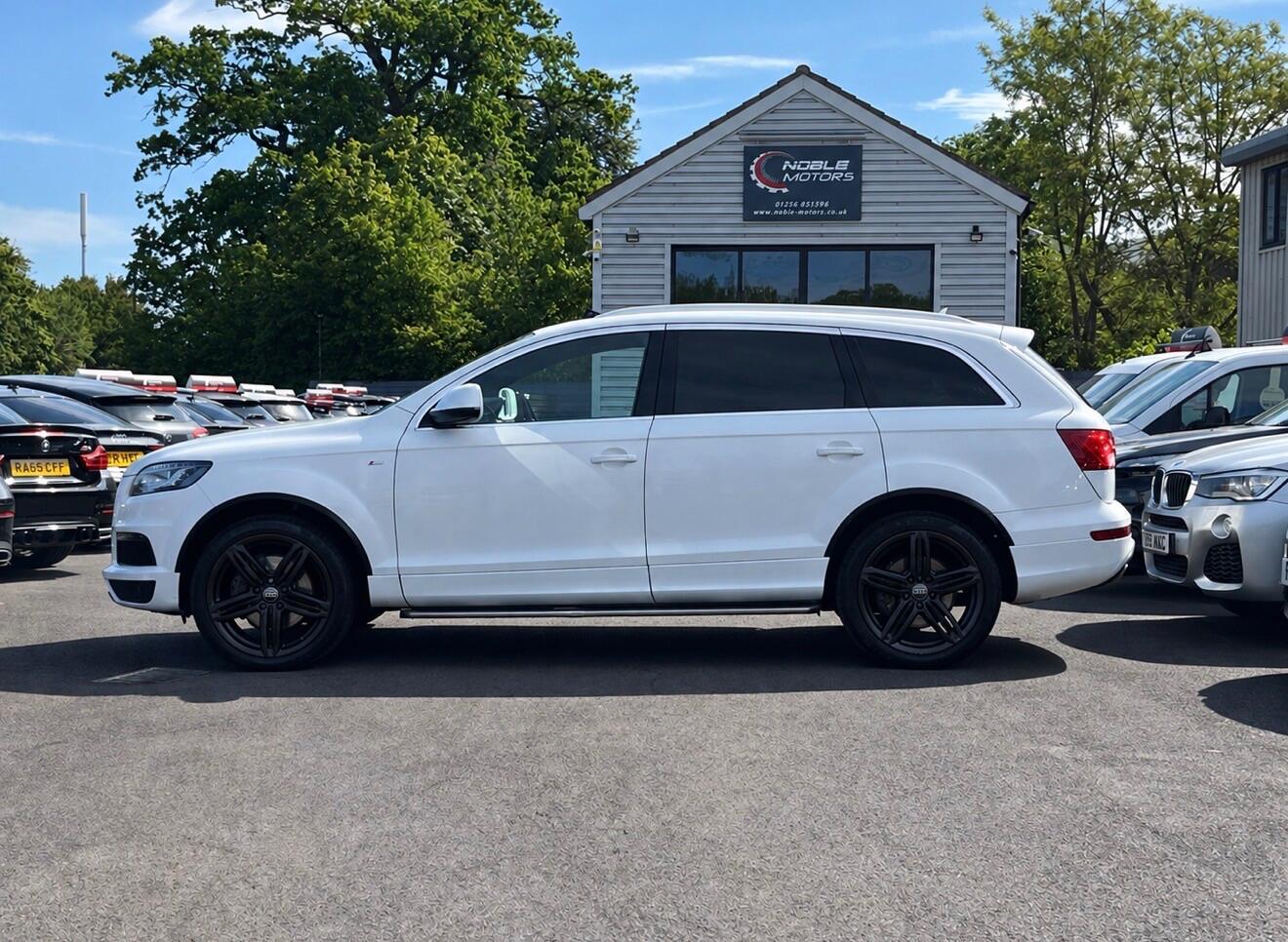 Audi Q7 view 4