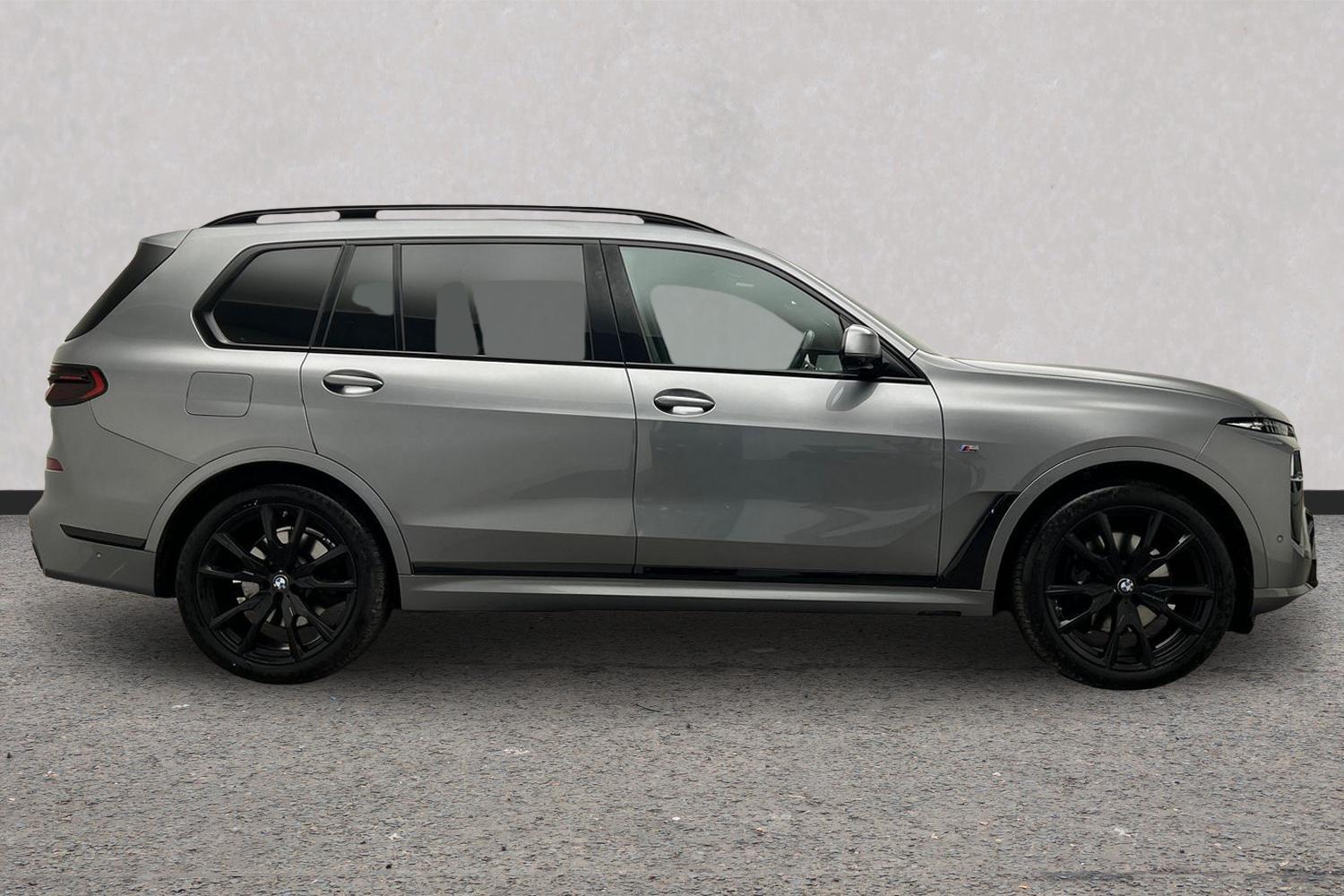 BMW X7 view 3