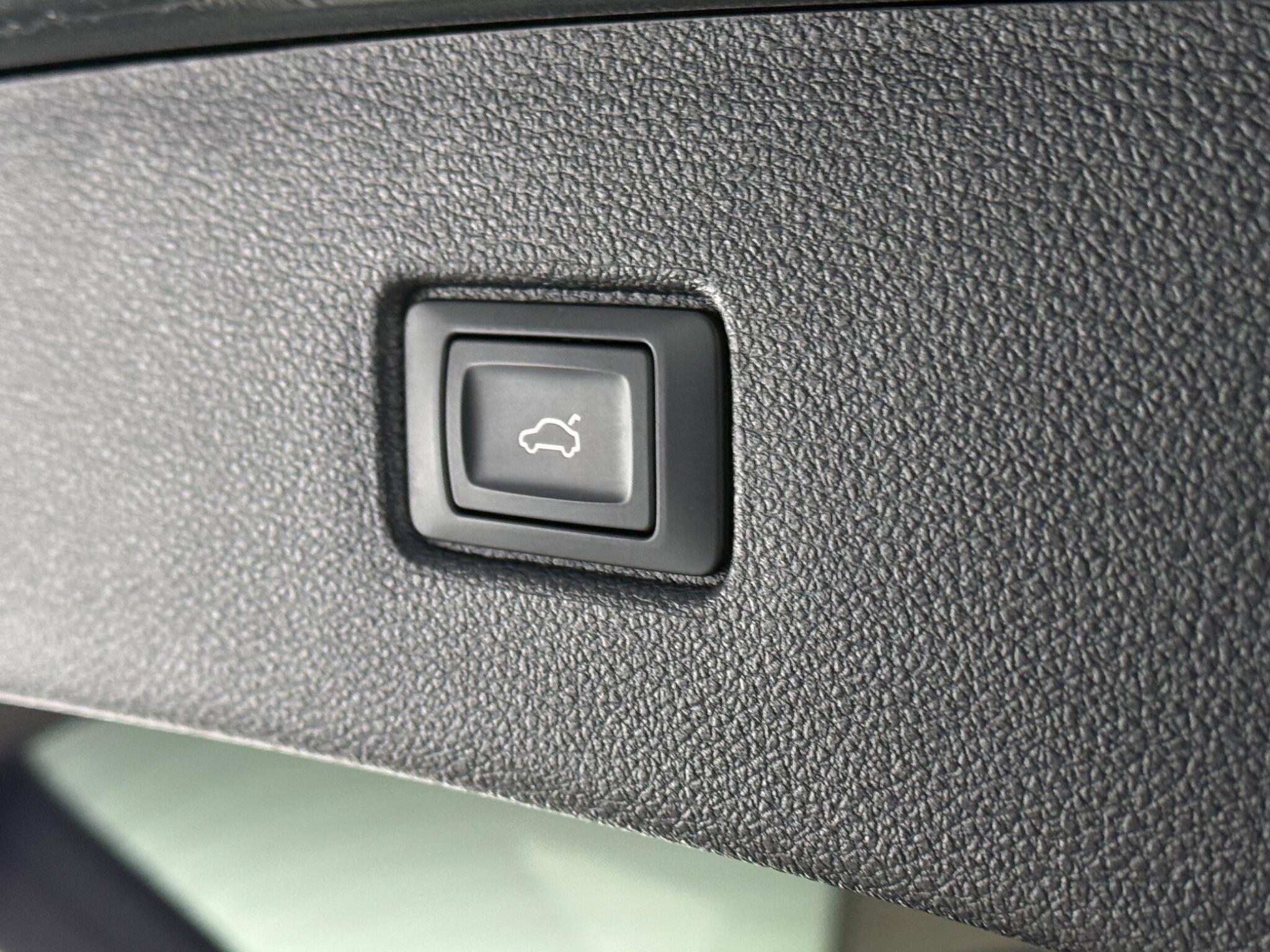 Audi Q7 view 12