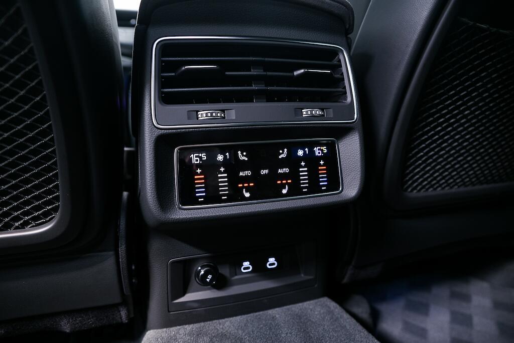Audi RS Q8 view 22