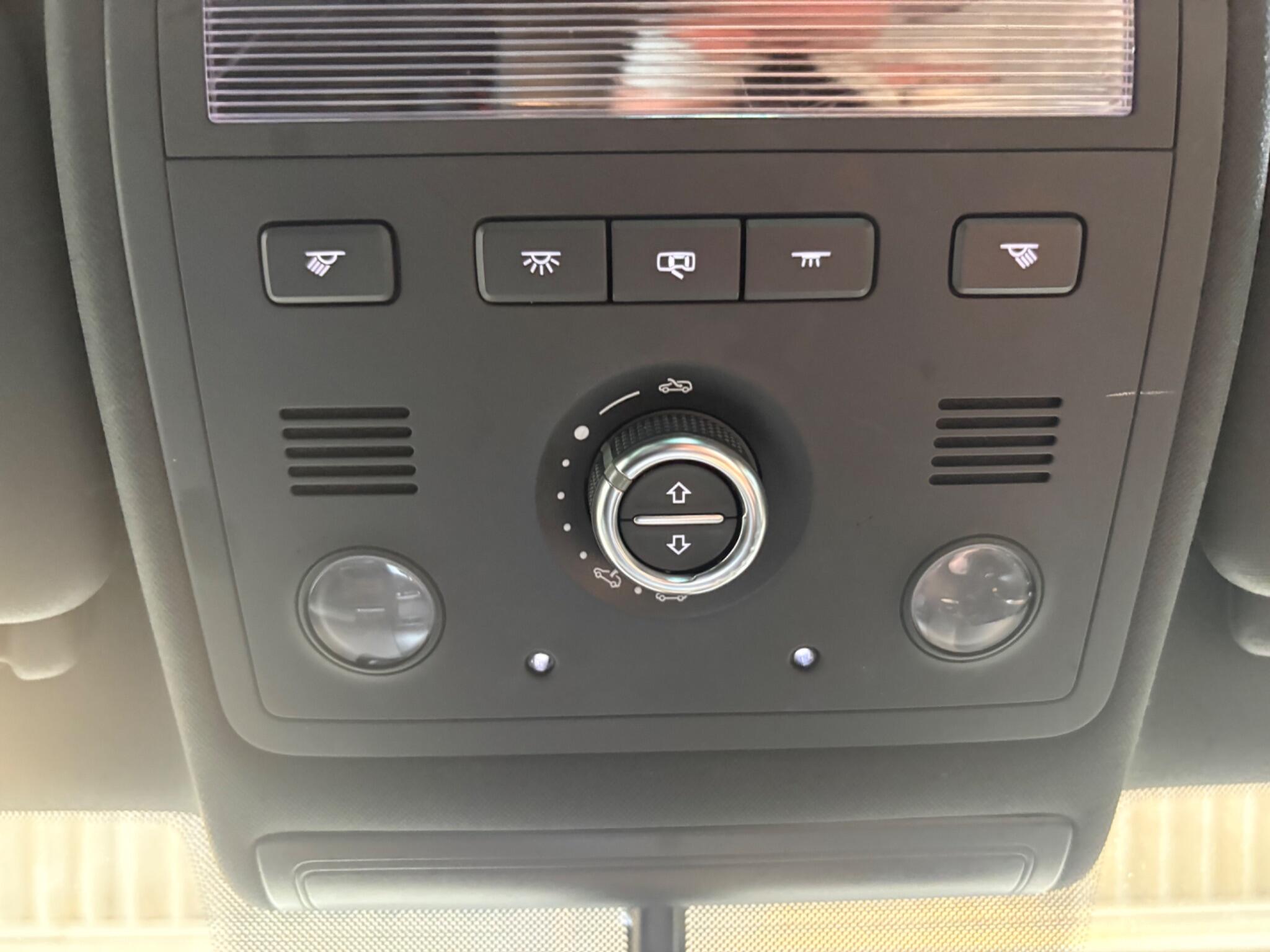 Volkswagen Touareg view 11