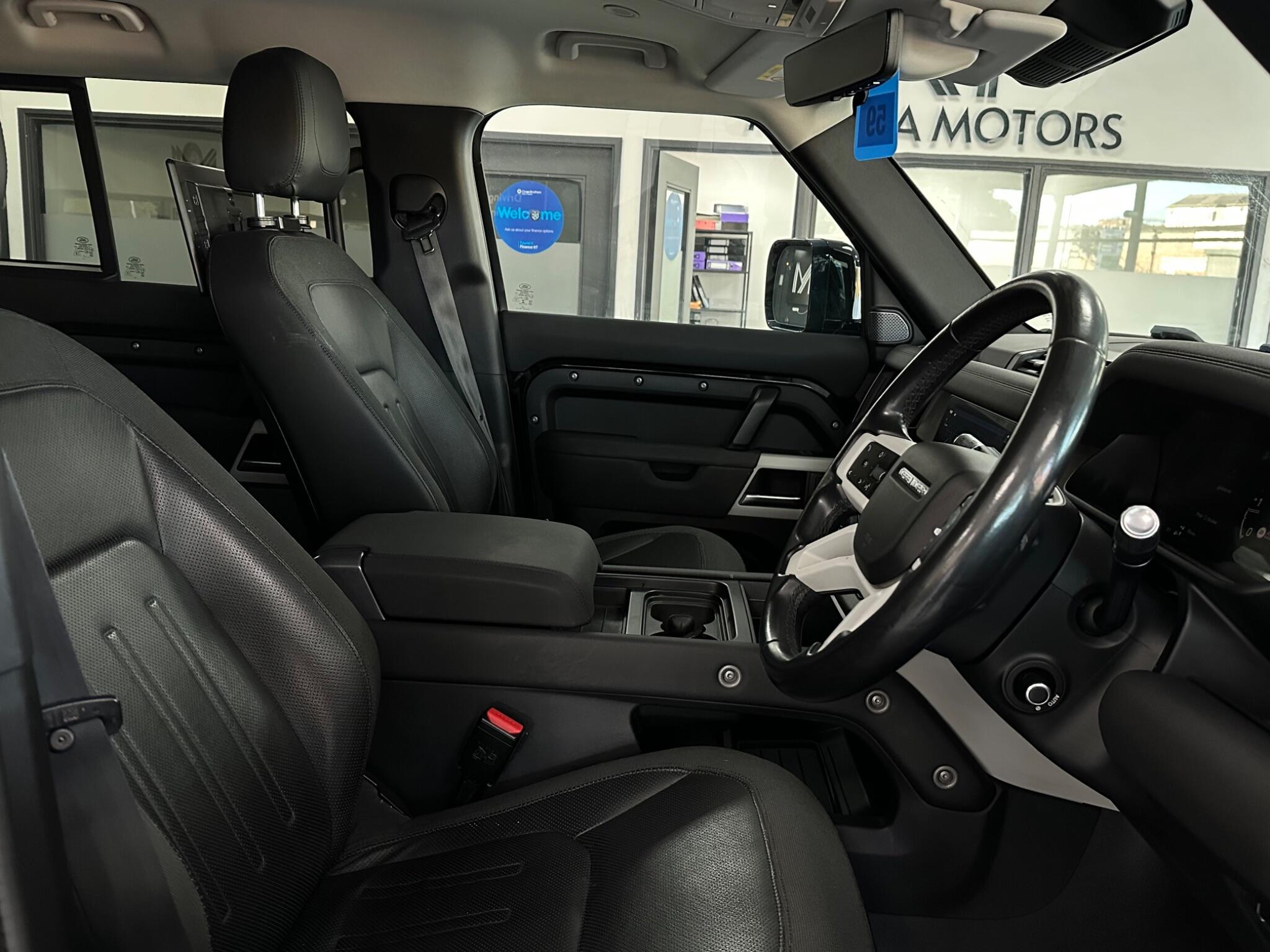 Land Rover Defender 110 view 24