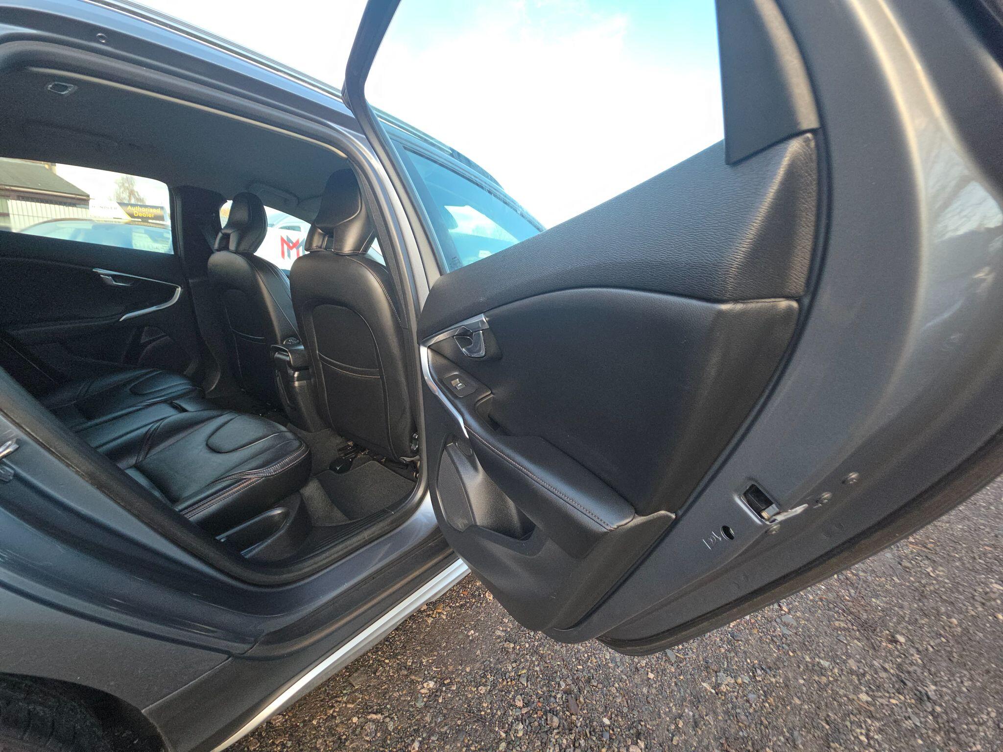 2017 Volvo V40 Cross Country 2.0 T3 Pro Euro 6 (s/s) 5dr • 44,733 miles image 36