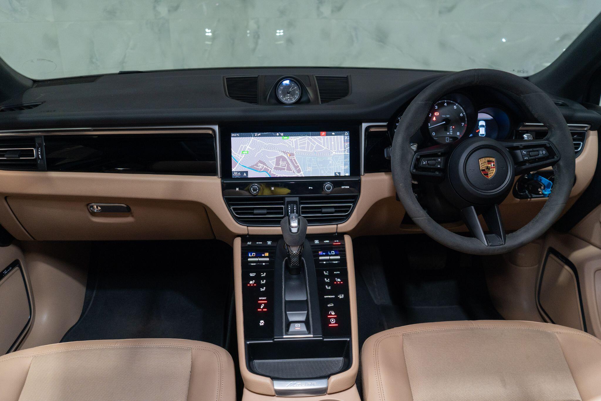 Porsche Macan view 12