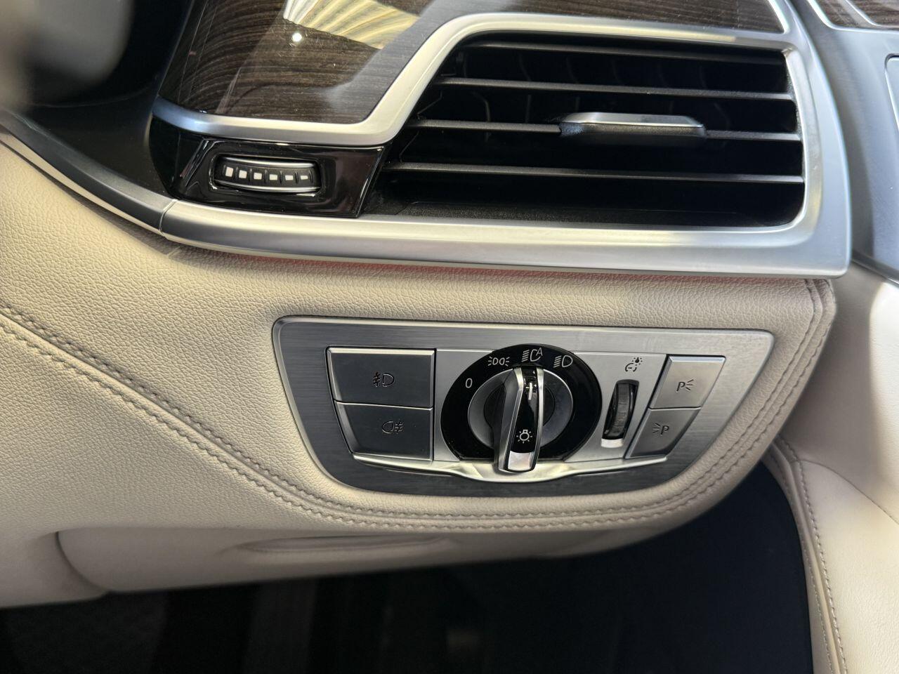 BMW 7 Series view 44
