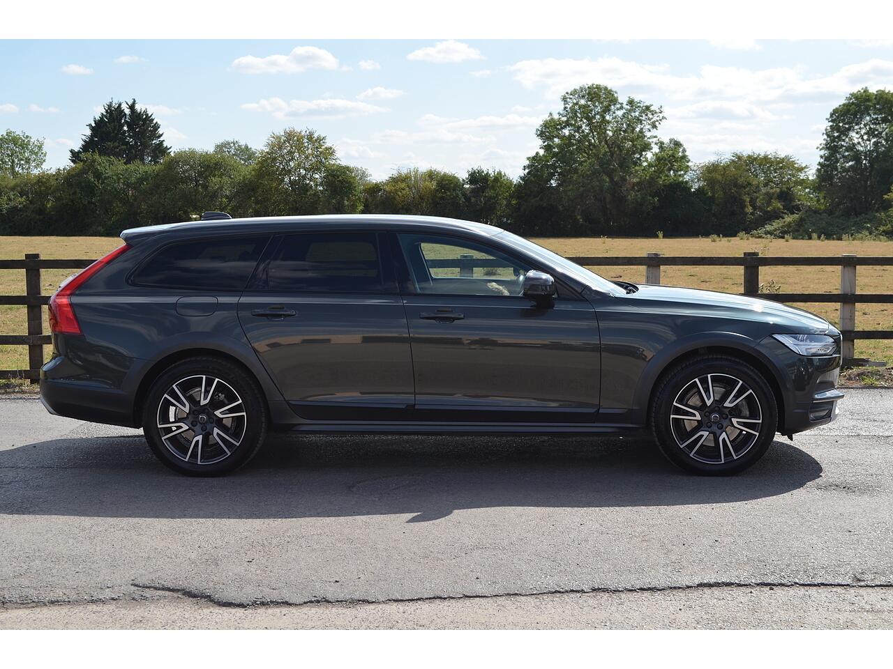 Volvo V90 Cross Country view 10