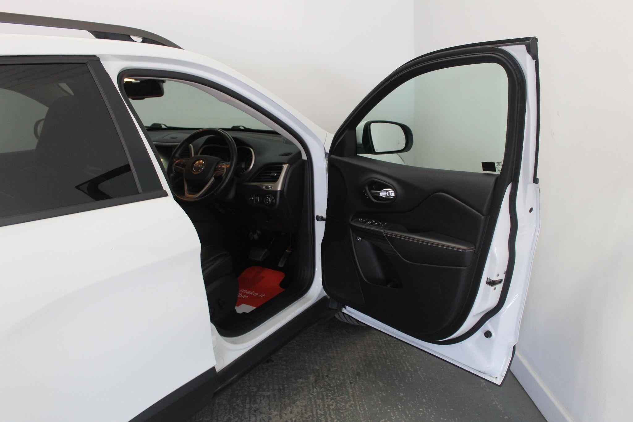 Jeep Cherokee view 28