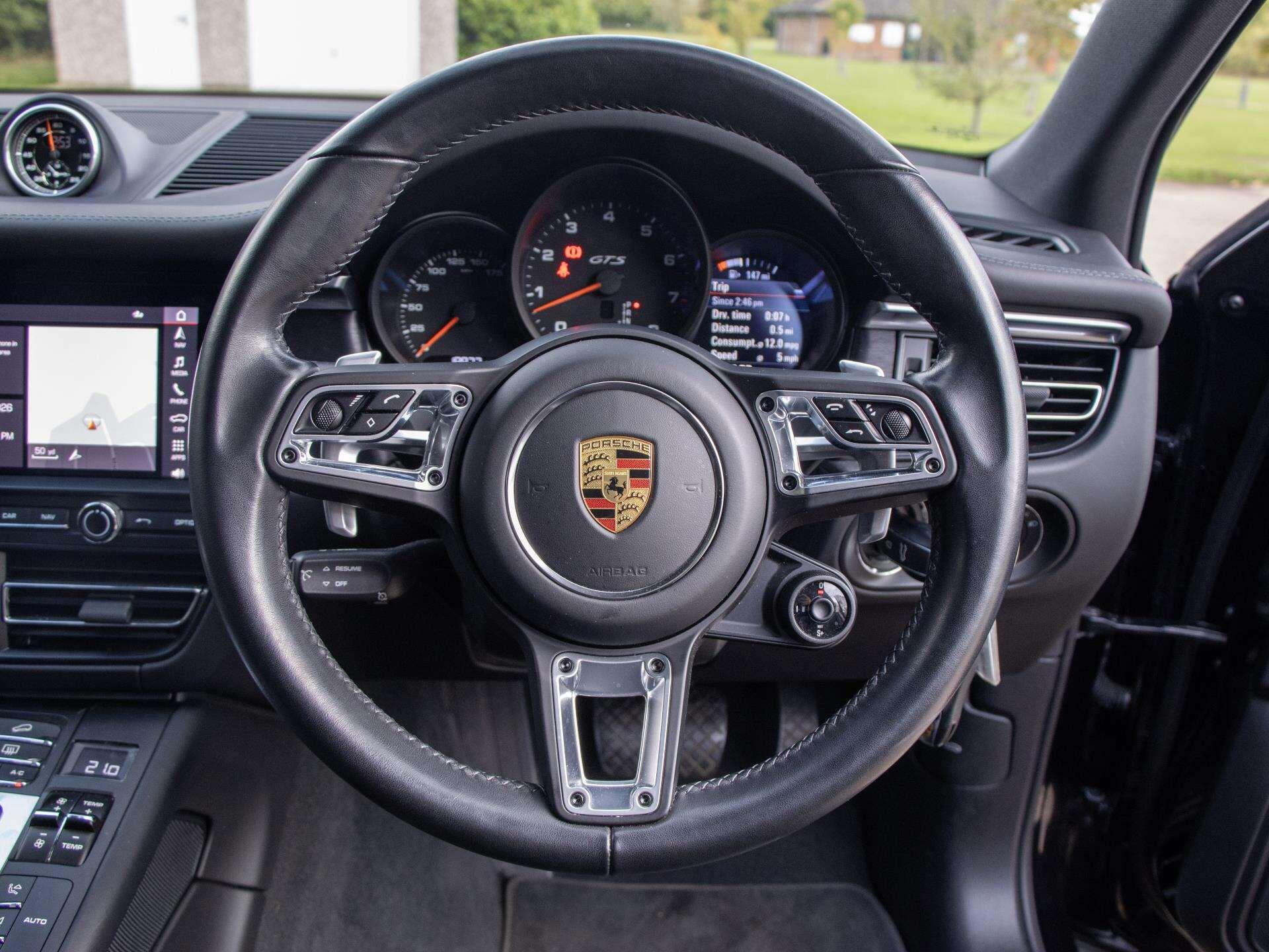 Porsche Macan view 23