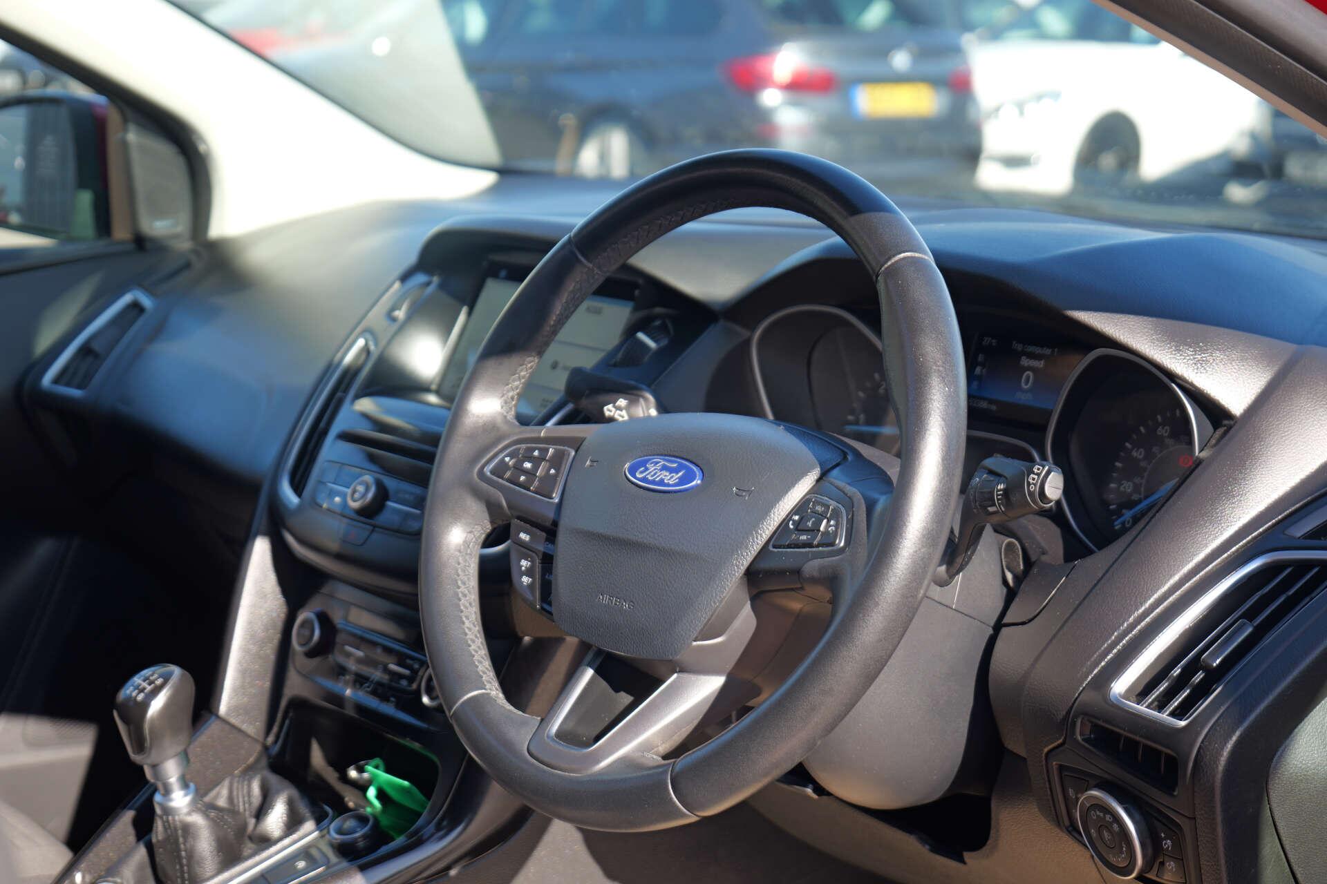 Ford Focus view 22