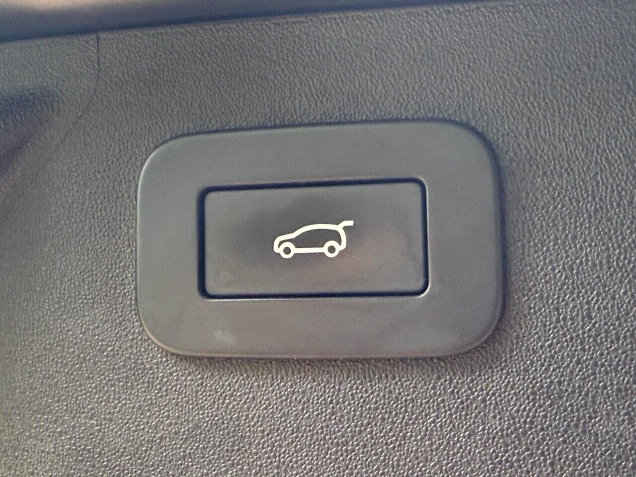 Land Rover Discovery Sport view 22