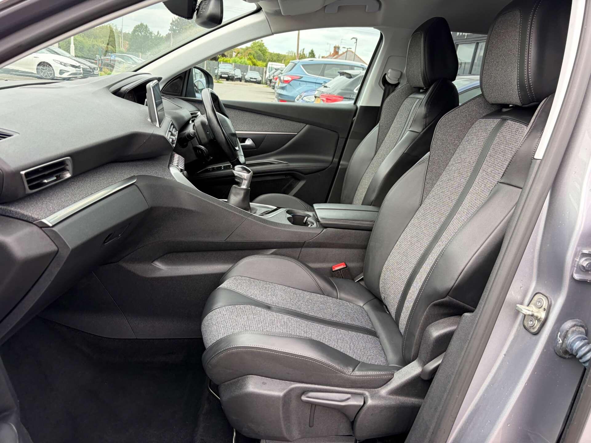 Peugeot 3008 view 11