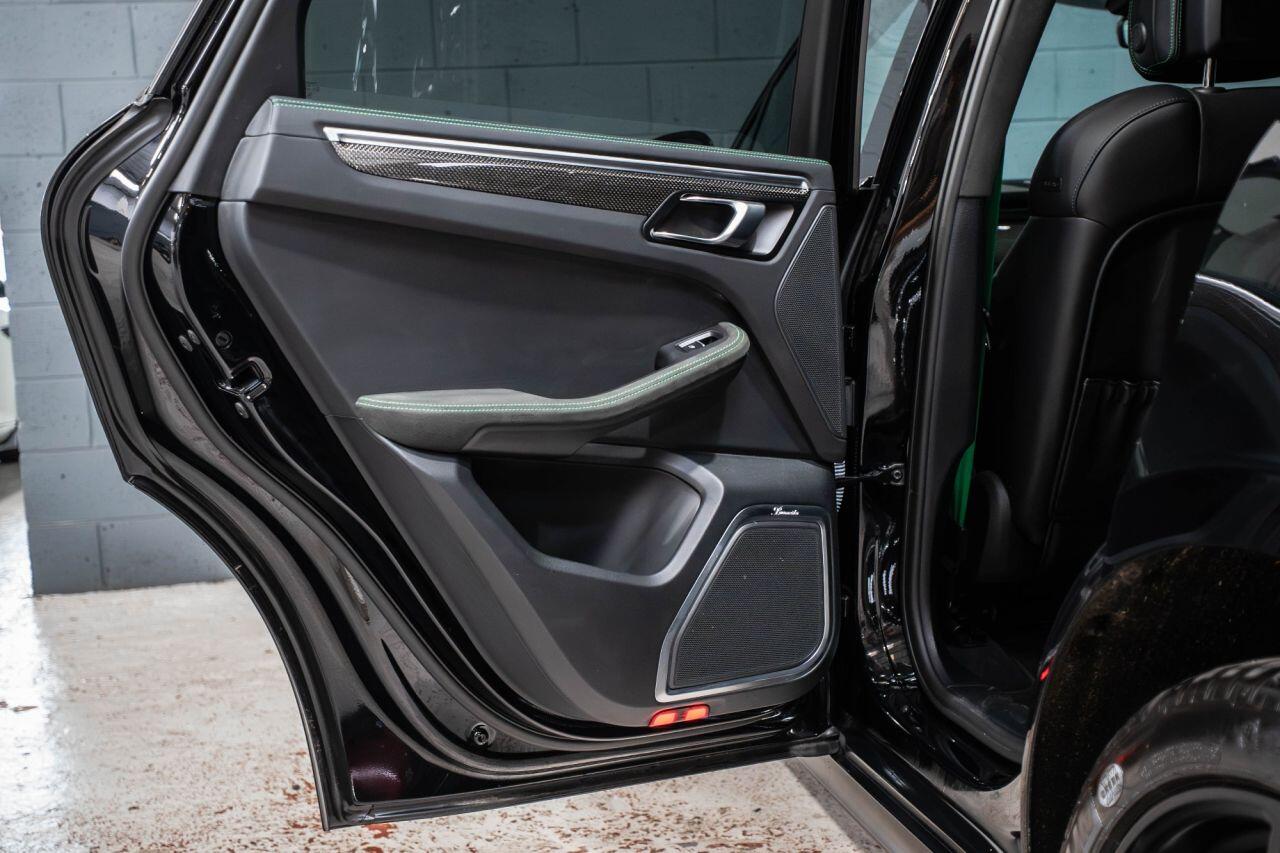Porsche Macan view 31