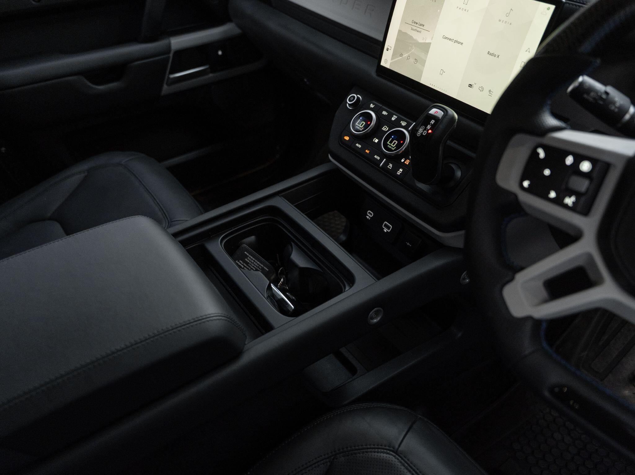 Land Rover Defender 90 view 53