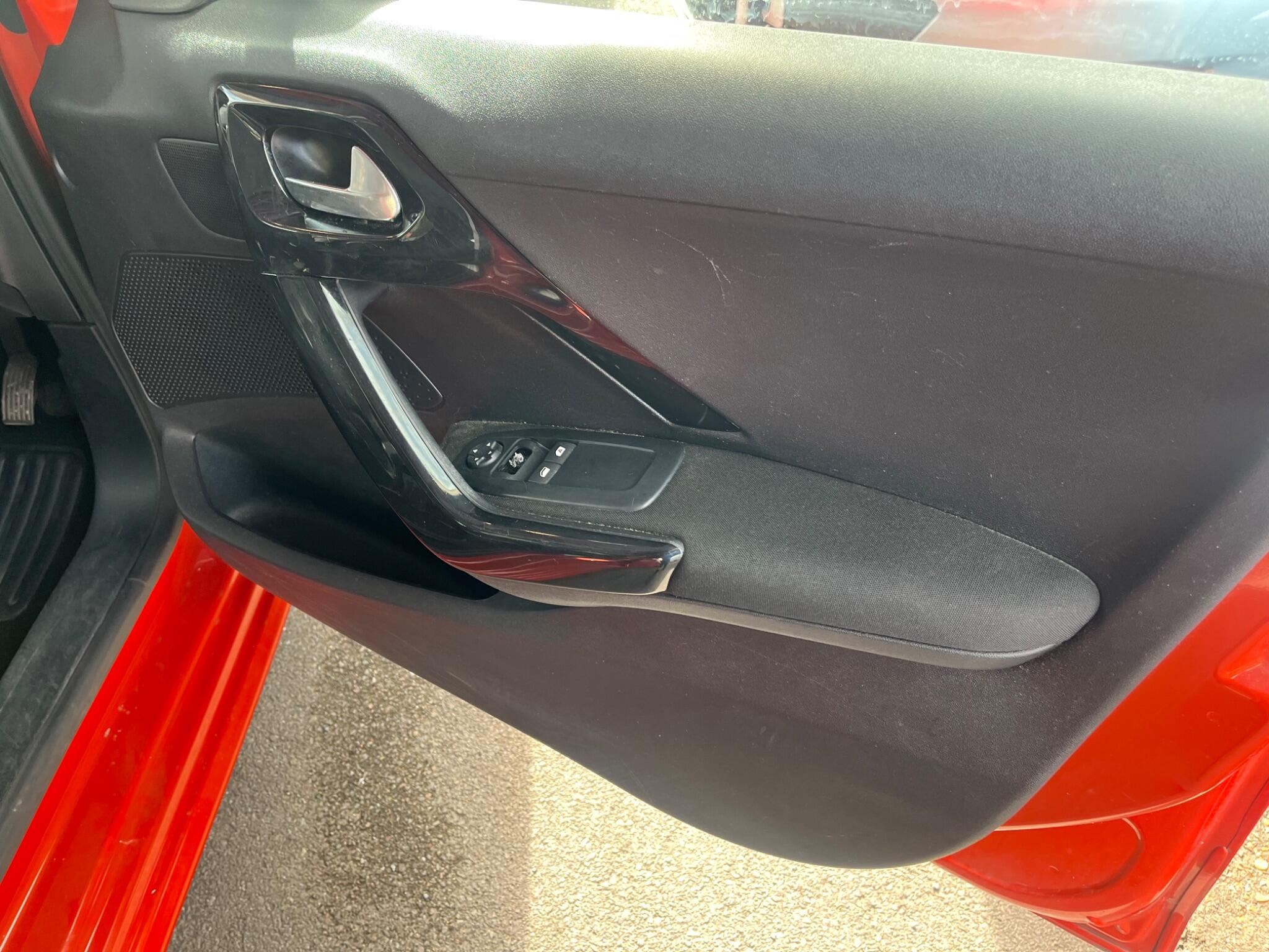 Peugeot 208 view 8