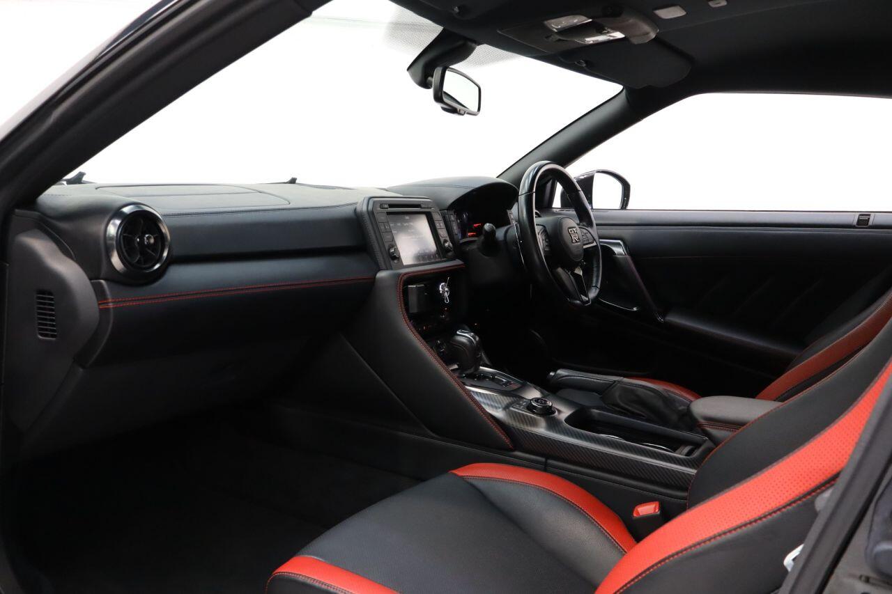Nissan GT-R view 9