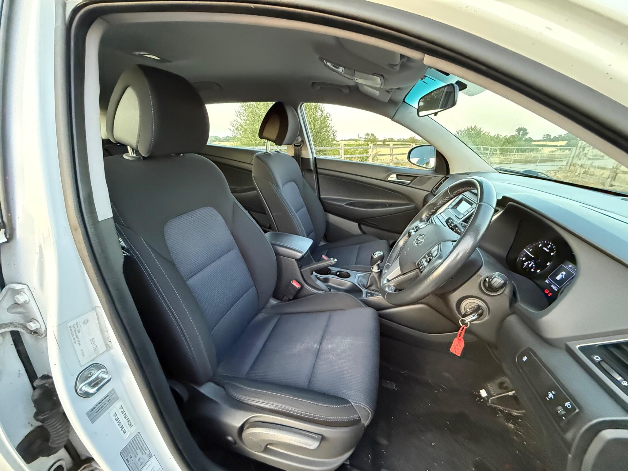 Hyundai TUCSON 2.0 CRDi Premium SE 4WD Euro 6 5dr — photo 35 of 102