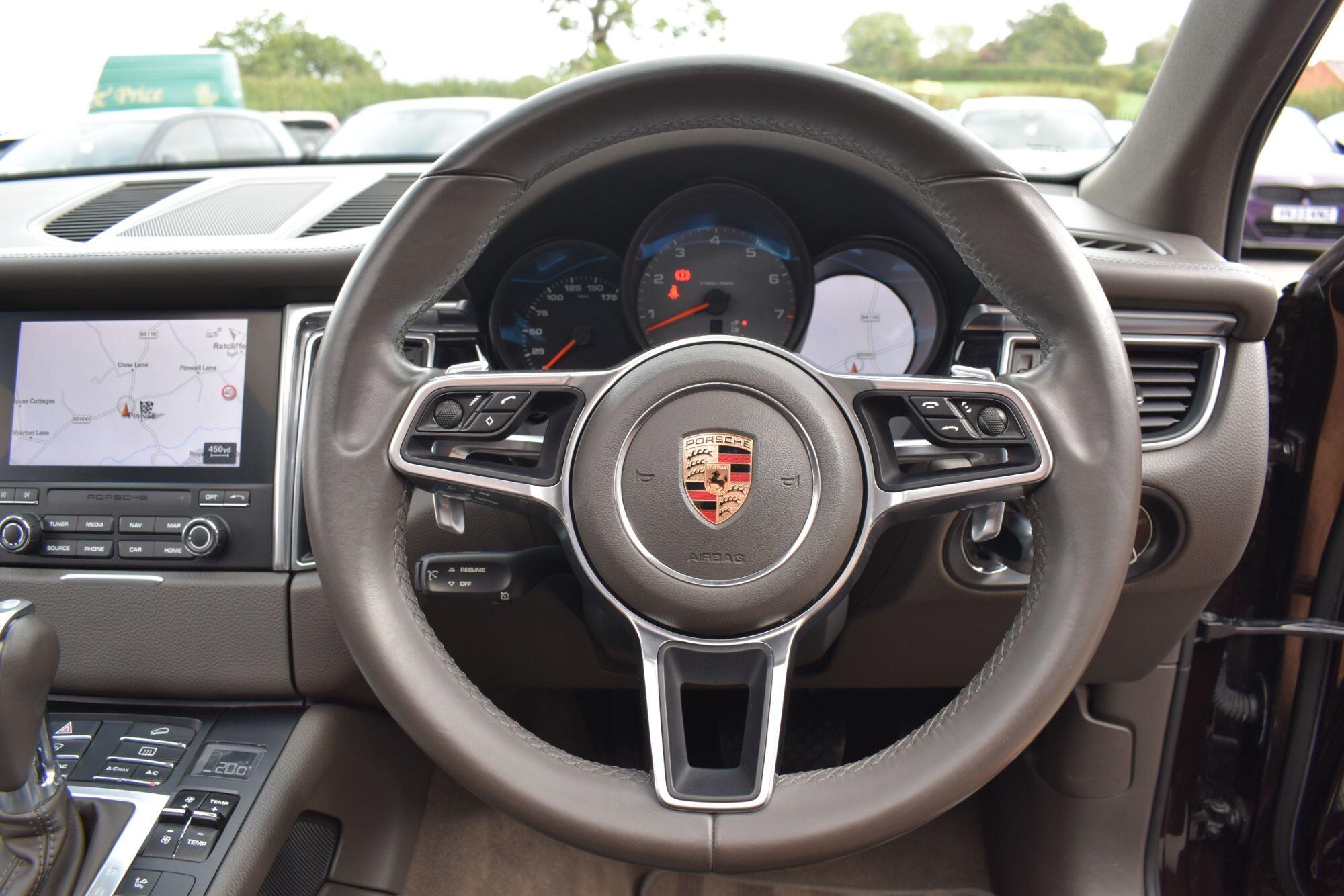 Porsche Macan view 10