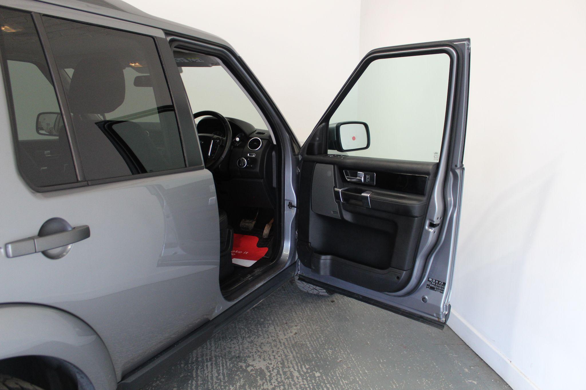 Land Rover Discovery view 28