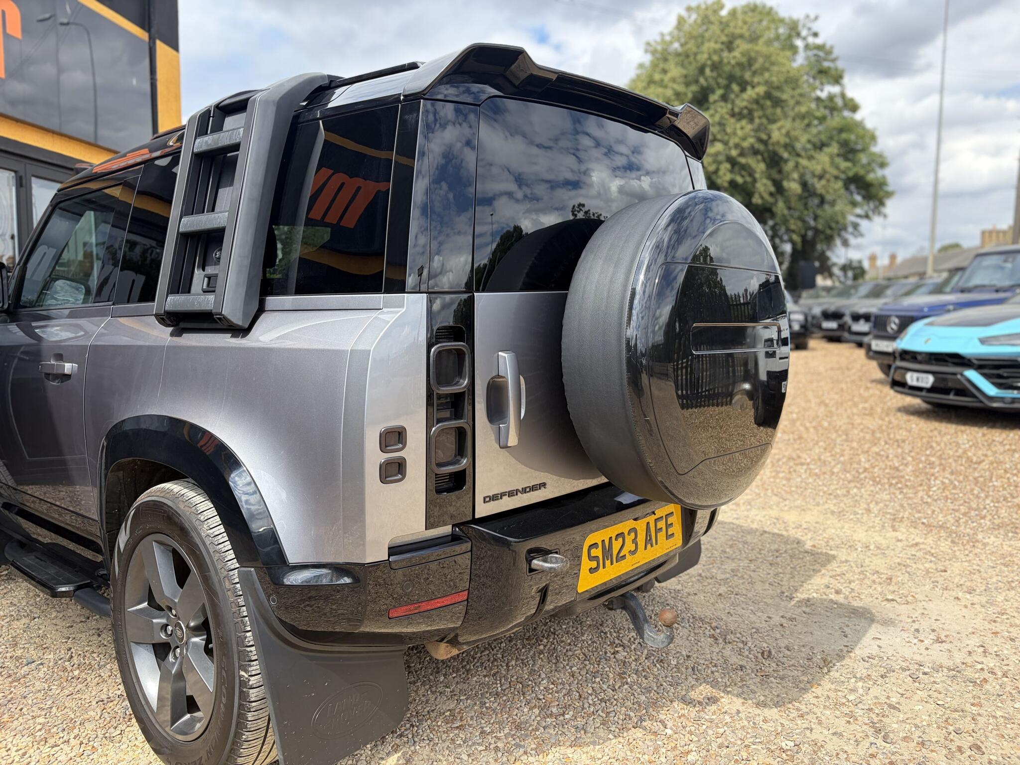 Land Rover Defender 90 view 7