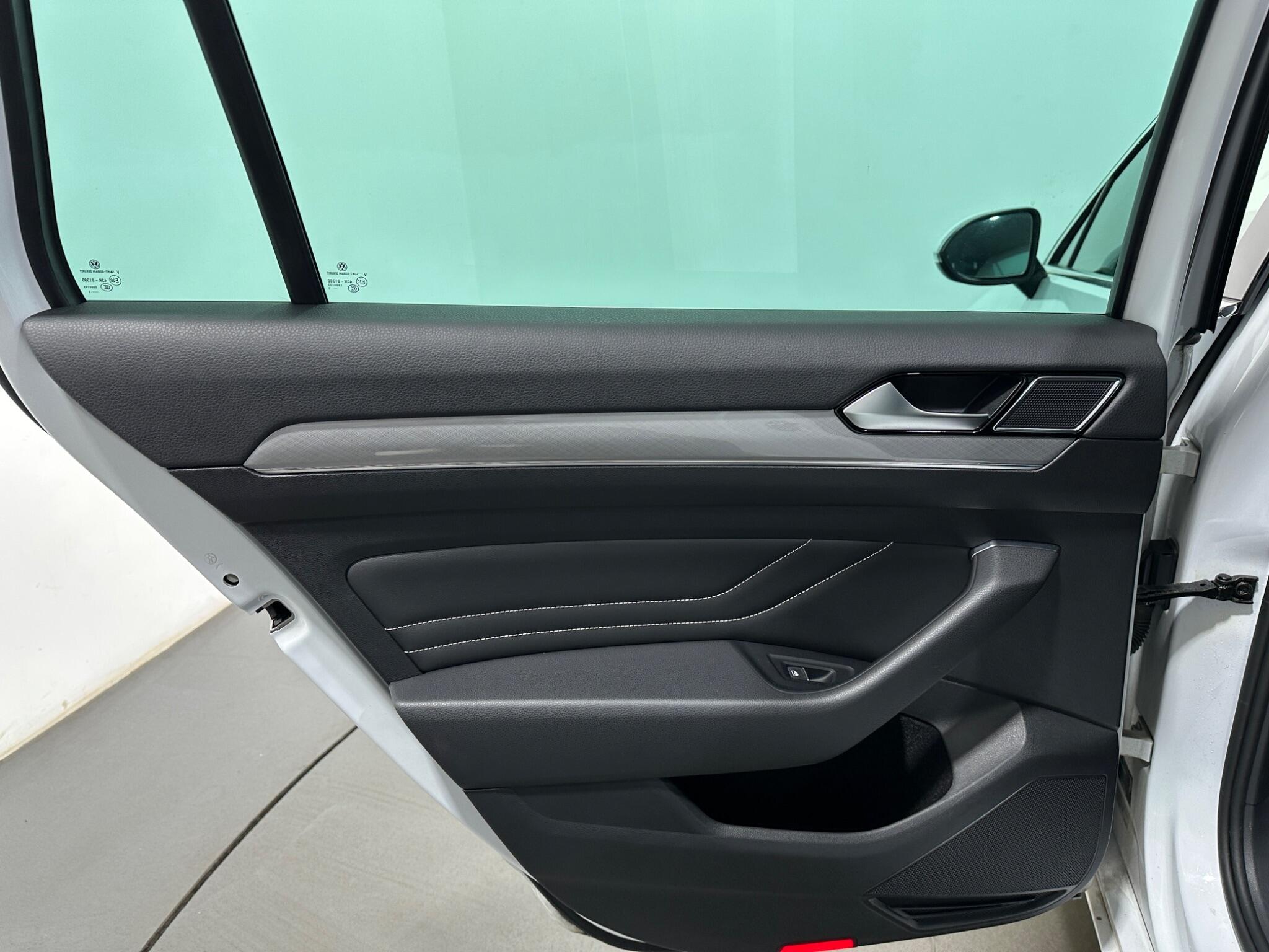 Volkswagen Passat view 40