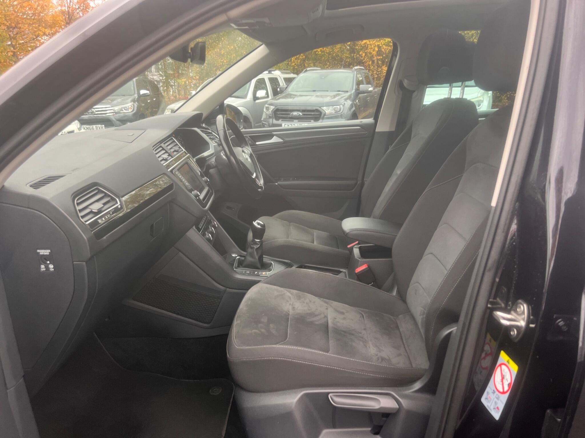 2017 Volkswagen Tiguan 2.0 TDI BlueMotion Tech SEL Euro 6 (s/s) 5dr • 52,000 miles image 24