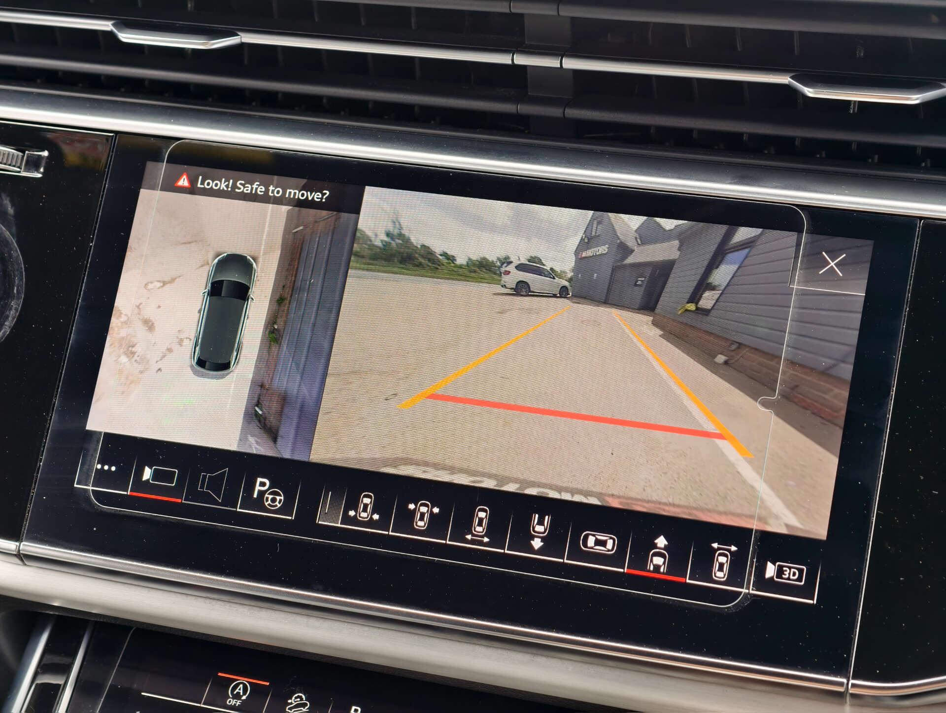 Audi Q8 view 46