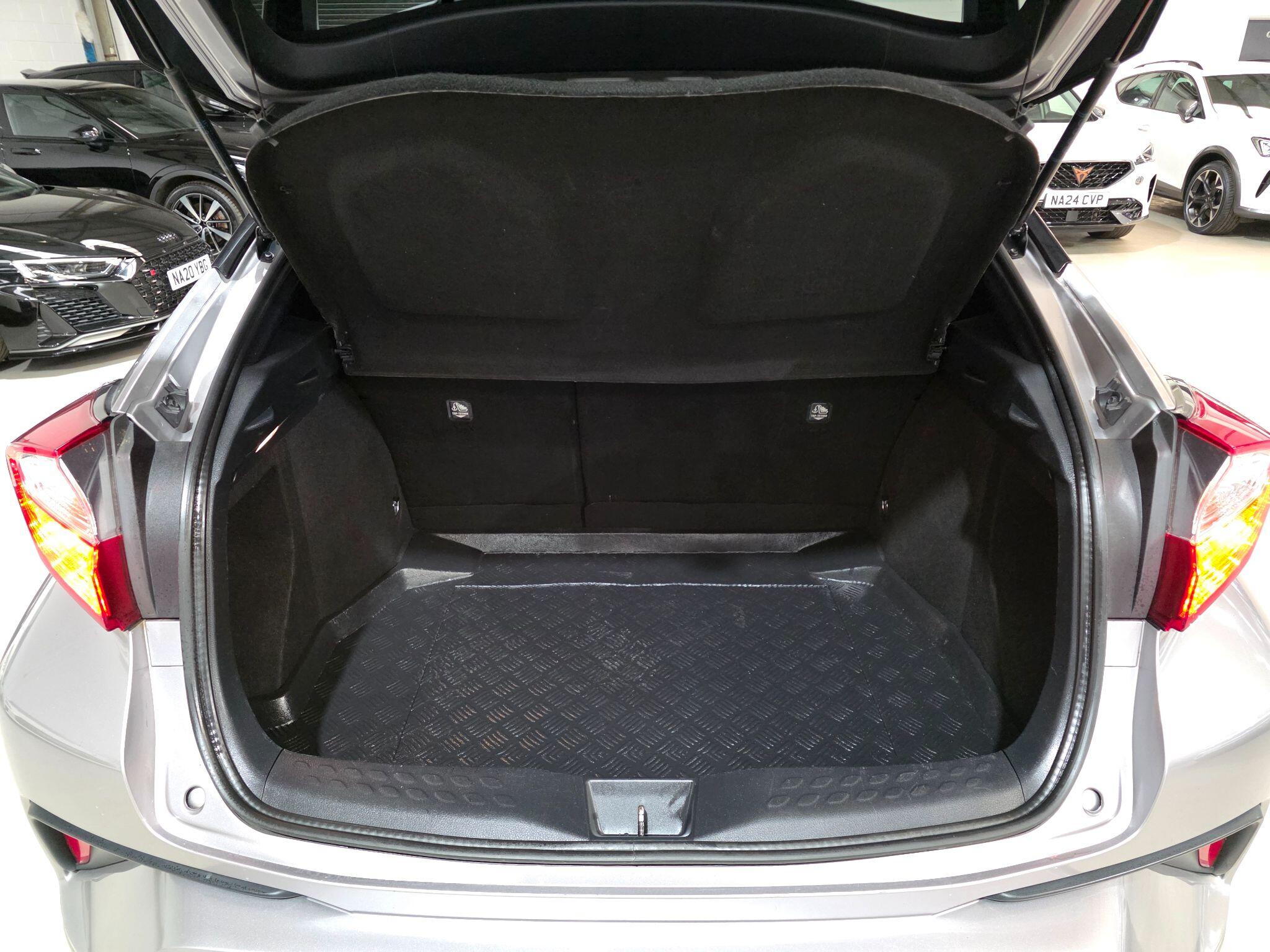 Toyota C-HR view 25