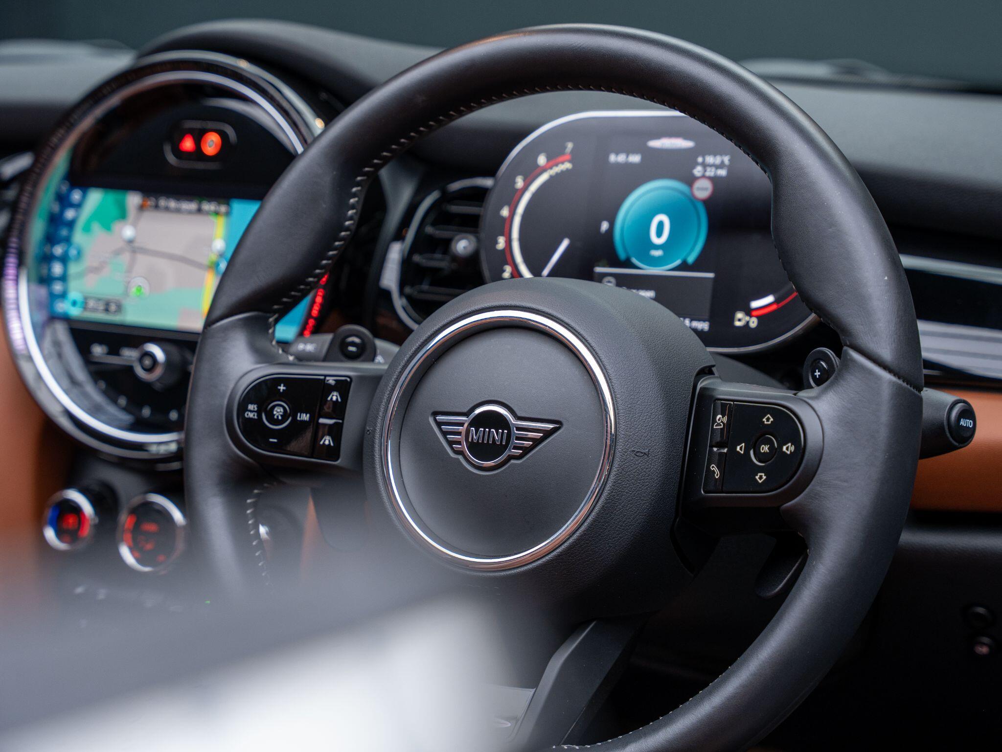 Mini Convertible view 38