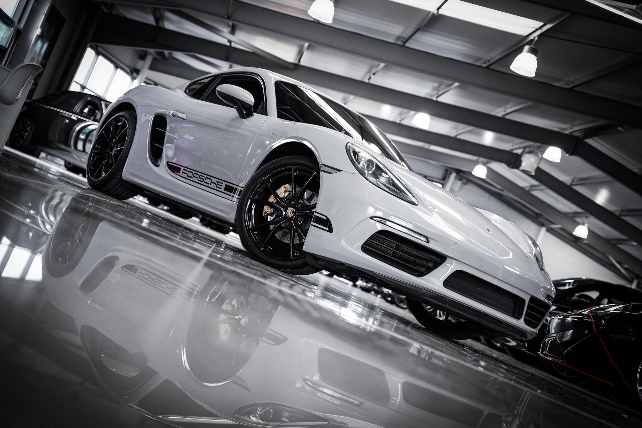 Porsche Cayman view 8