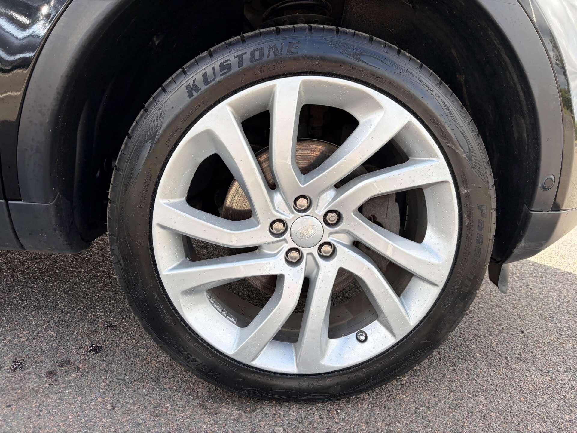 Land Rover Discovery Sport view 13